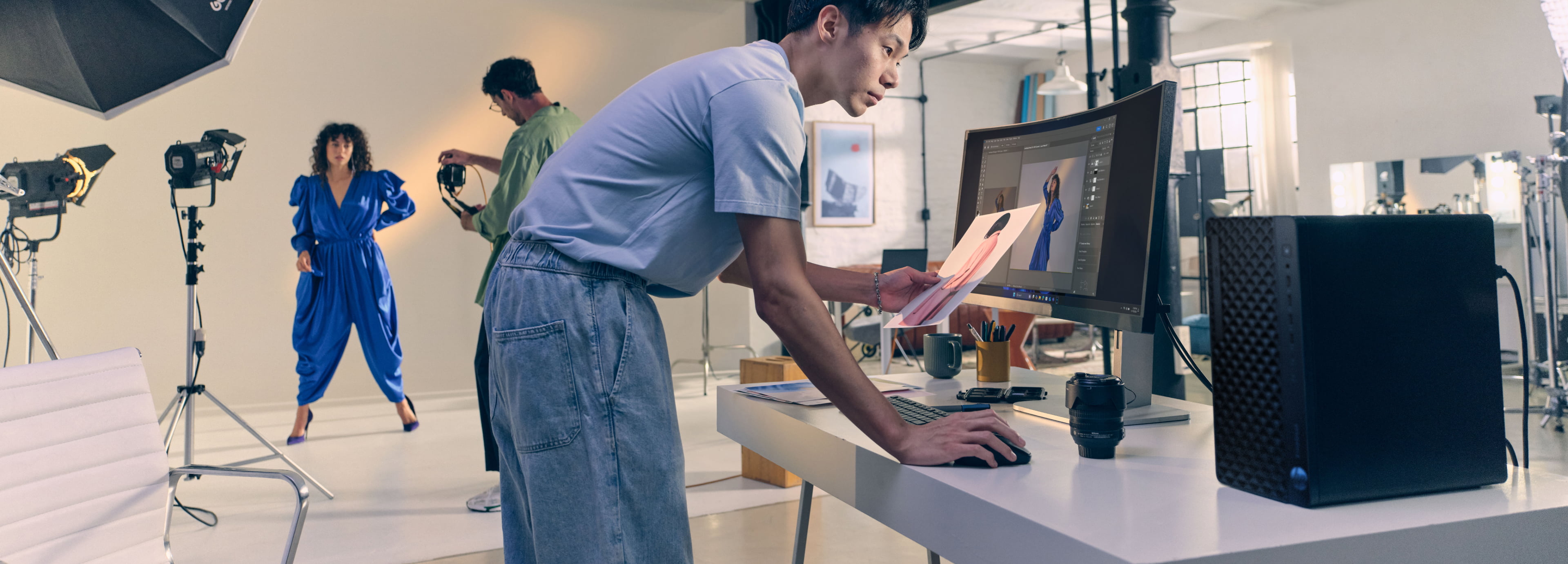 Man reviewing products, behind him he has an HP computer.